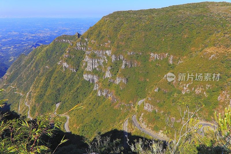 在令人印象深刻的Serra do里约热内卢do Rastro山路通行证-圣卡塔琳娜州-巴西南部田园诗般的风景